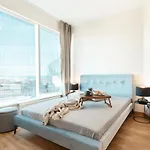 Skyscraper Seaview Apartment *